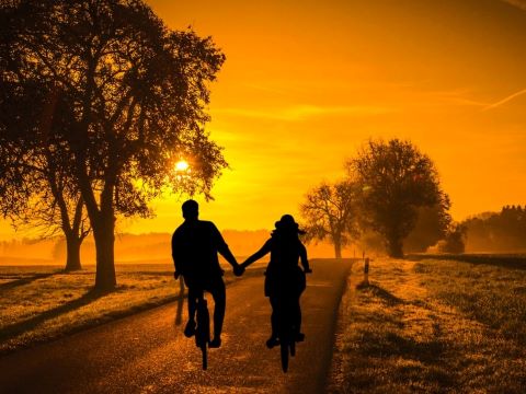 Gesunder Lebensstil: Fahrrad fahren in der Abendsonne