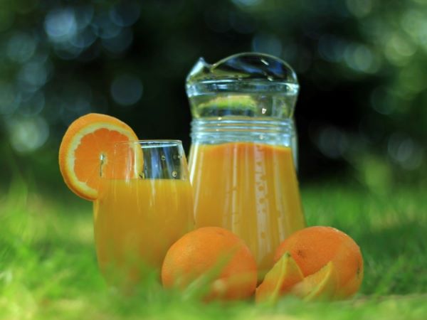 Orangensaft und Orangen