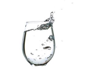 Wasserbedarf pro Tag – wie viel sollte man trinken?